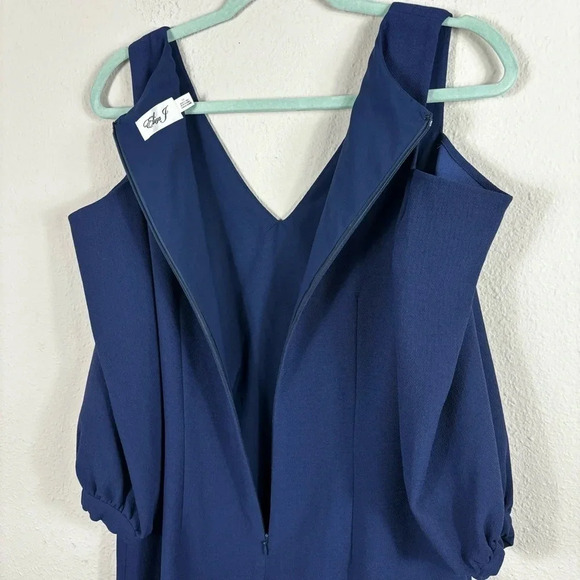 NWT Eliza J Cold Shoulder Crepe Shift V-neck Dress in Navy Blue size 10 - Picture 15 of 16